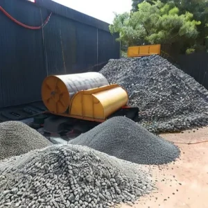 Как организована подача сырья в плавильные агрегаты